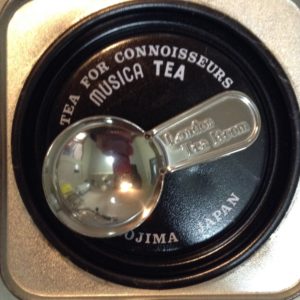 ムジカティーのティーキャディーの上にLONDON TEA ROOMのティーメジャー