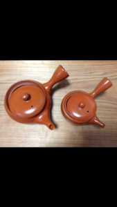 大小二つの朱泥急須。写真未加工、iPod touchで表示したから結果的に縮小されたのをスクリーンショットで保存。