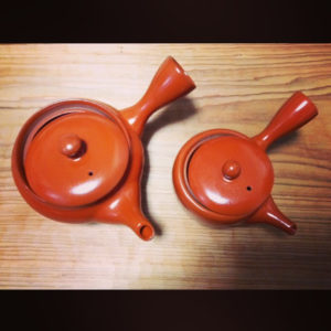 大小二つの朱泥急須。質感が強調されるような写真フィルターを適用。