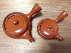 大小二つの朱泥急須。写真未加工。