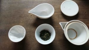 お煎茶を淹れる道具とともに、奈良月ヶ瀬の新茶のお茶っ葉を出しました。