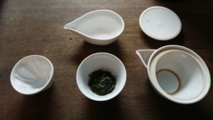 湯冷ましのお湯をいれる