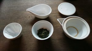 湯冷ましのお湯を取ってのない急須「宝瓶」に移します