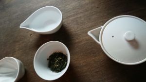 宝瓶のお湯を湯冷ましに移す