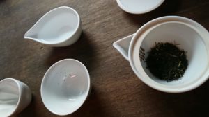 お湯で温められた宝瓶にお茶っ葉をいれる