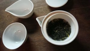 湯冷ましのお湯をお茶っ葉の入った急須に注ぐ