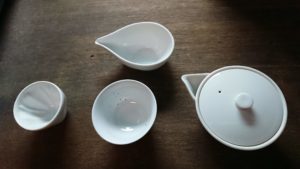 香りが逃げないように宝瓶の蓋をして、お茶っ葉が開くのを待ちます。