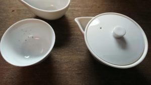 一分ほど待ちます。お茶っ葉から成分がしっかりお湯に出たかなぁ。