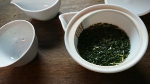待った甲斐があって、お茶っ葉が膨らんでます。