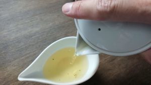 宝瓶に蓋をして、湯呑みにお茶を注ぎます