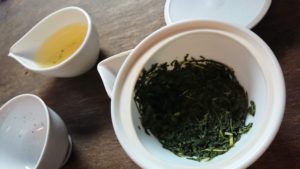 宝瓶のお茶を注ぎ切ると、乾燥したお茶っ葉から数倍膨らんだお茶っ葉が見えます