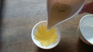 湯呑みはお茶を注ぐと花が見えてきます