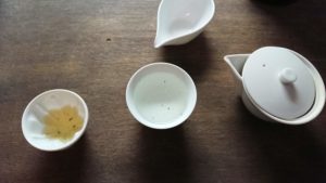 二煎目の準備。湯飲みのお湯を注ぐ。