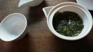 湯呑みのお湯を宝瓶に注ぎます。