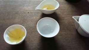 二煎目、宝瓶のお茶を湯呑みと湯冷ましに注ぎ切りました