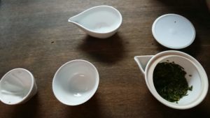 三煎目。湯冷ましにお湯を注ぎます。