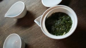 三煎目。宝瓶に湯冷ましのお湯を注ぎます。ずいぶんお茶が開きました。