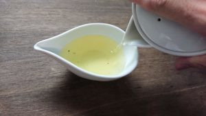 三煎目、宝瓶の蓋をして、湯冷ましにお茶を注ぎます。