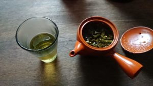 柴本さんの釜茶 すっきり 香を朱泥急須でチャイグラスに注いでみた