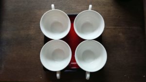 同じティーカップ四つを並べる