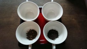 手前のティーカップ二つに、二種類のほうじ茶の茶葉をいれる