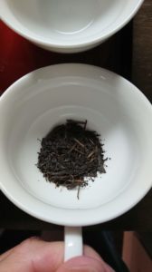 右のほうじ茶の茶葉の拡大