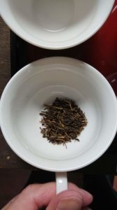 左のほうじ茶の茶葉の拡大