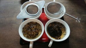 ほうじ茶の茶葉の入ったティーカップにお湯を注ぎます