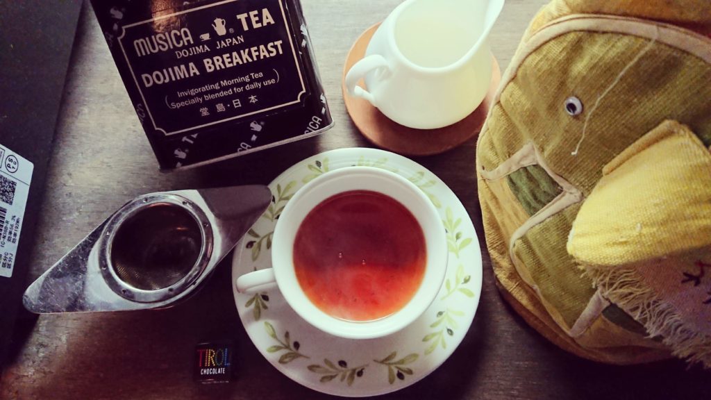 ムジカティーの日常紅茶、堂島ブレックファースト。ポットにティーコジーをかぶせます。