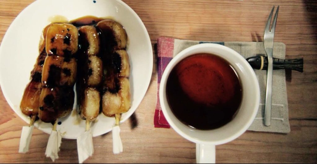 みたらし団子とほうじ茶。一回分のお茶の時間としては食べ過ぎ…だと思う。