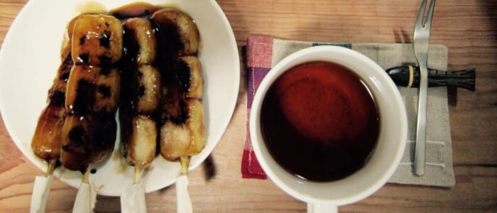 みたらし団子とほうじ茶。一回分のお茶の時間としては食べ過ぎ…だと思う。