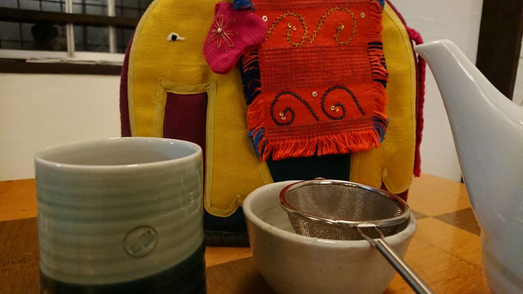 2013年購入のティーコジー。ゾウの目が刺繍。