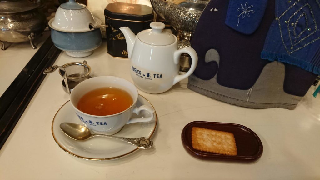 ポット小とポット小用のティーコジー。芦屋ムジカにて。