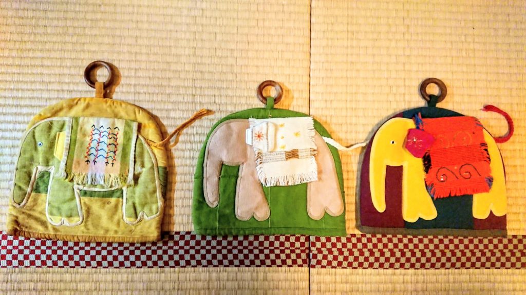 筆者の手持ちのムジカティーのティーコジーたち。種ノ箱にて。