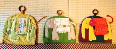 筆者の手持ちのムジカティーのティーコジーたち。種ノ箱にて。