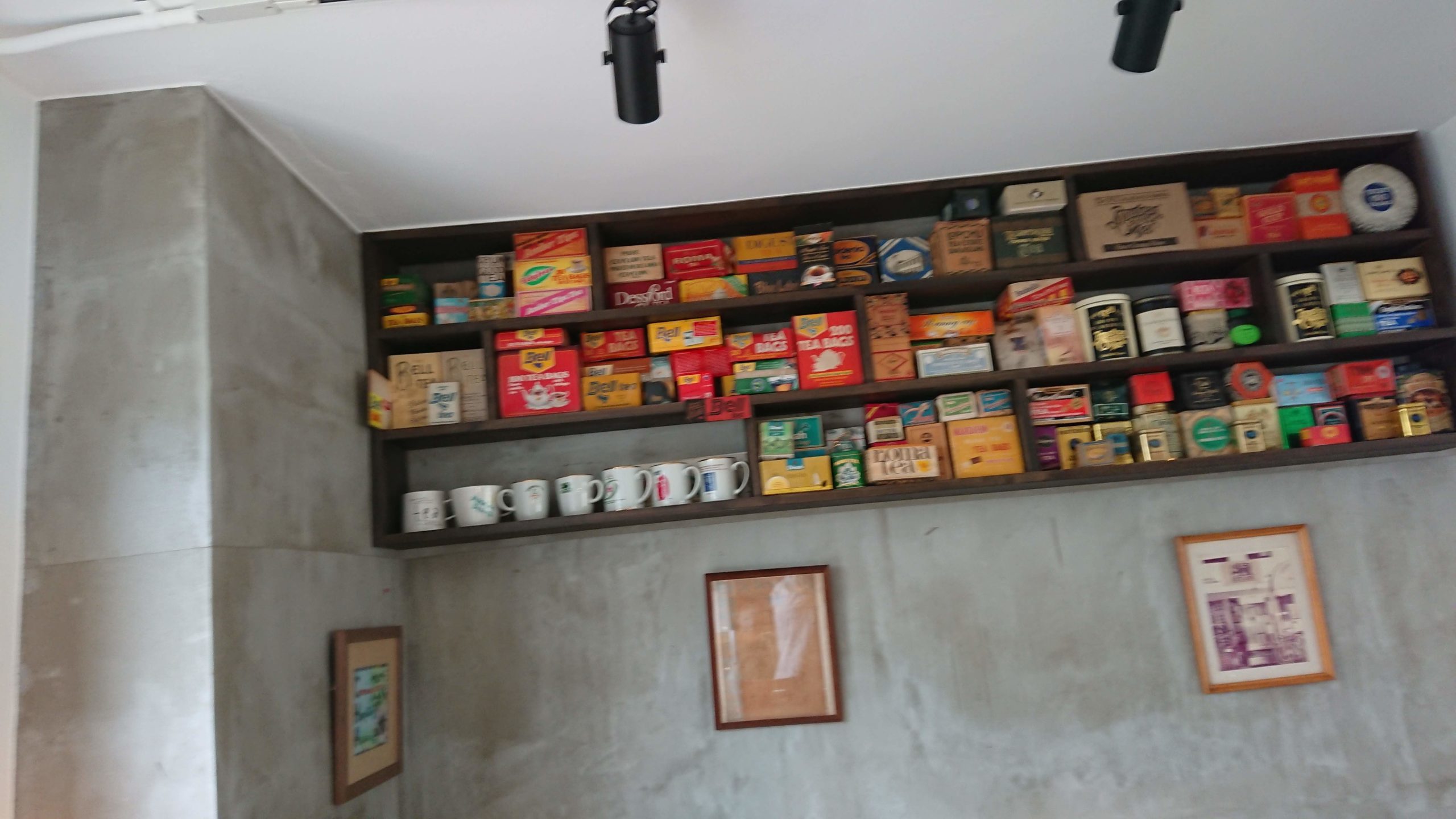 Tea Saloon MUSICA 旧宮塚住宅の店内の棚