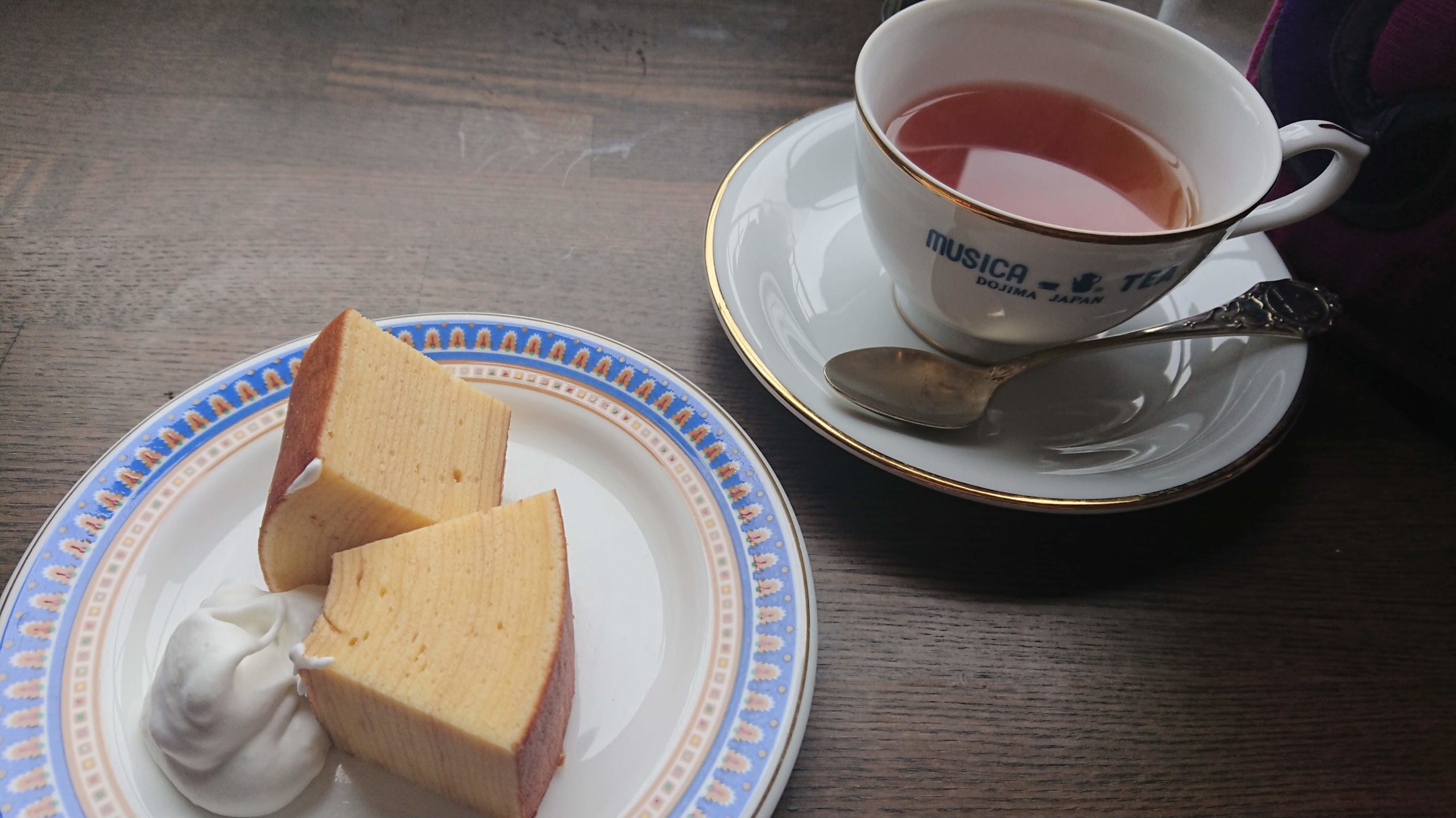 洋菓子屋さんのバームクーヘンと紅茶。Tea Saloon MUSICA 旧宮塚住宅にて。