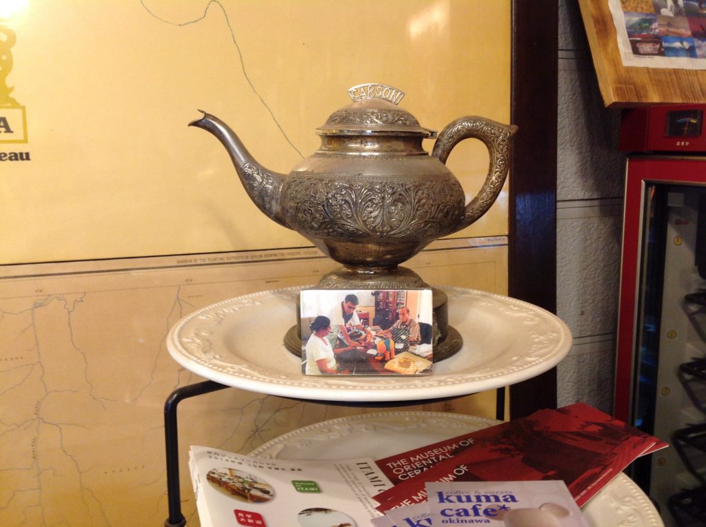 よく見るとアフタヌーンティーセットのスタンドだった。堂島ムジカのマスター、Tさんが写っている写真とインドっぽいポット。