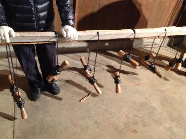 [9]時折、上から手のひらで押さえて、下に編んだよしずを下げてやります。