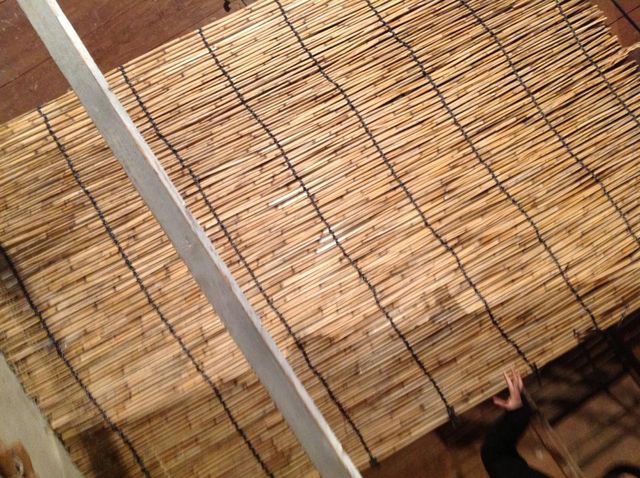 [17]でけた！！ でも、お茶の木の覆いに使うときは、2枚使います。 ここまで、1時間ちょっと。二組で作業したので、できたのは2枚だけ。 このシート状のよしずで覆うことのできるお茶の木は、すこしだけ。