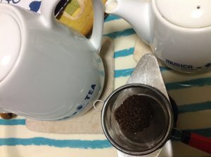 左は、いつも使っているポット大。 右は、2014年版のポット小、おろしたて。