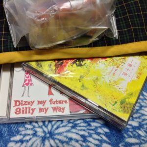 ティーコジーの中に入れているのは何でしょう?　因みに、ティーコジーの上に載っているのは、豆菓子たち。