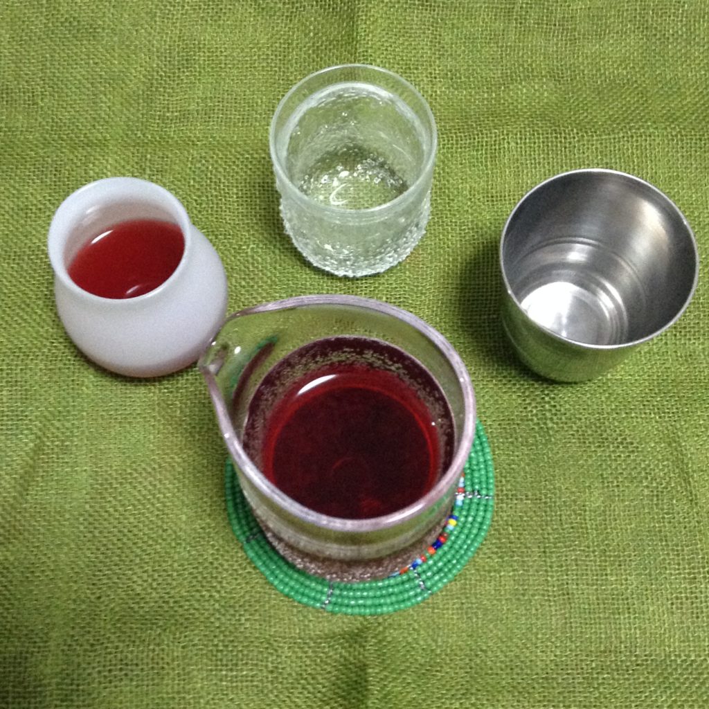 うつわのかたち2。左上の少し透けた白い小さな器に紅い液体を注ぐ。