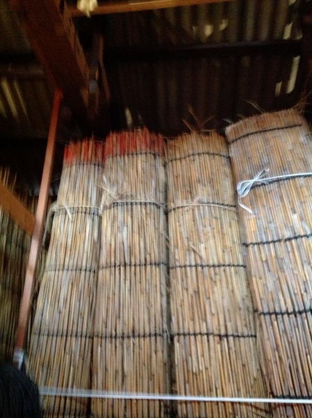 [18]ほんと、よしずでお茶の木を覆うのは大変だわ。 できたよしずは、10年ほど使うそうです。 おしまい