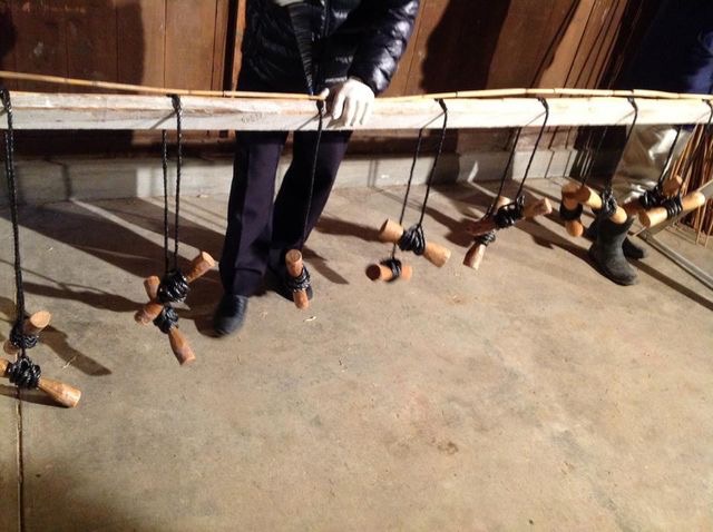 [3]2本目です。 手前の重しをもって、左前にやり、奥にあった重しを右手前に持ってきて、交差させます。 この写真と、次の写真をよーく見て下さい。