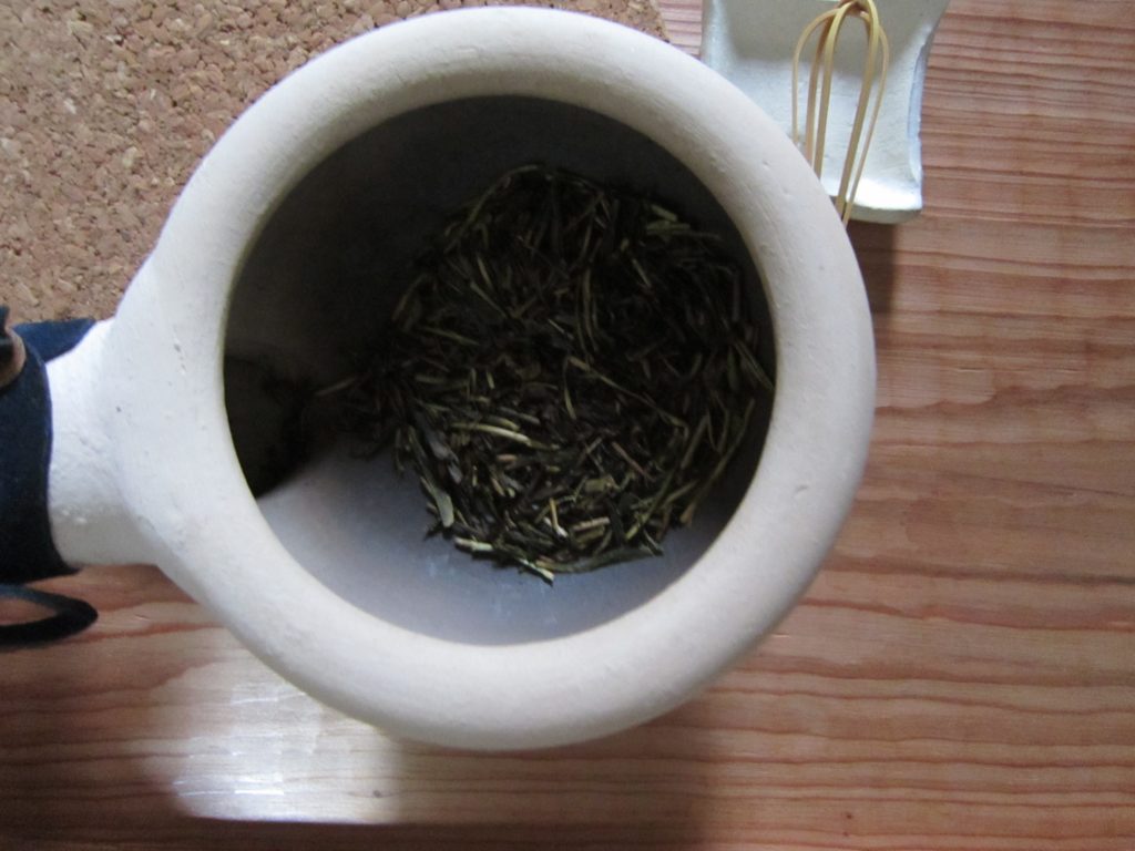 炒りたてほうじ茶の道具「ほうろく」の使用中。