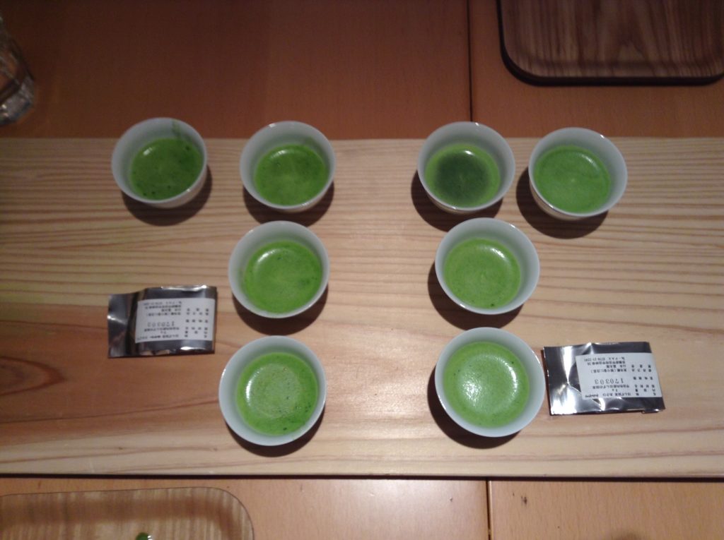 肉眼だとほんの少し色合いが違ったような。飲むと味は、もちろん違うのがわかりましたよ。