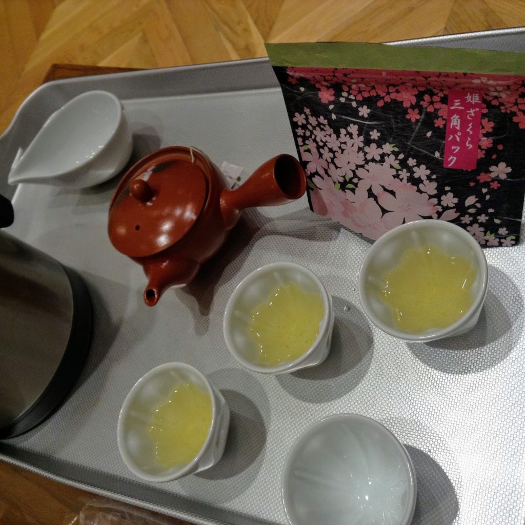 IMG_6345.JPG 桜葉と茶葉が一緒に練りこまれた煎茶、姫ざくら。