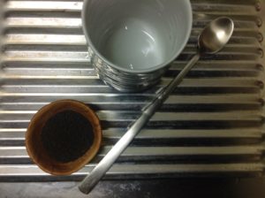 柄の長いスプーンを用意