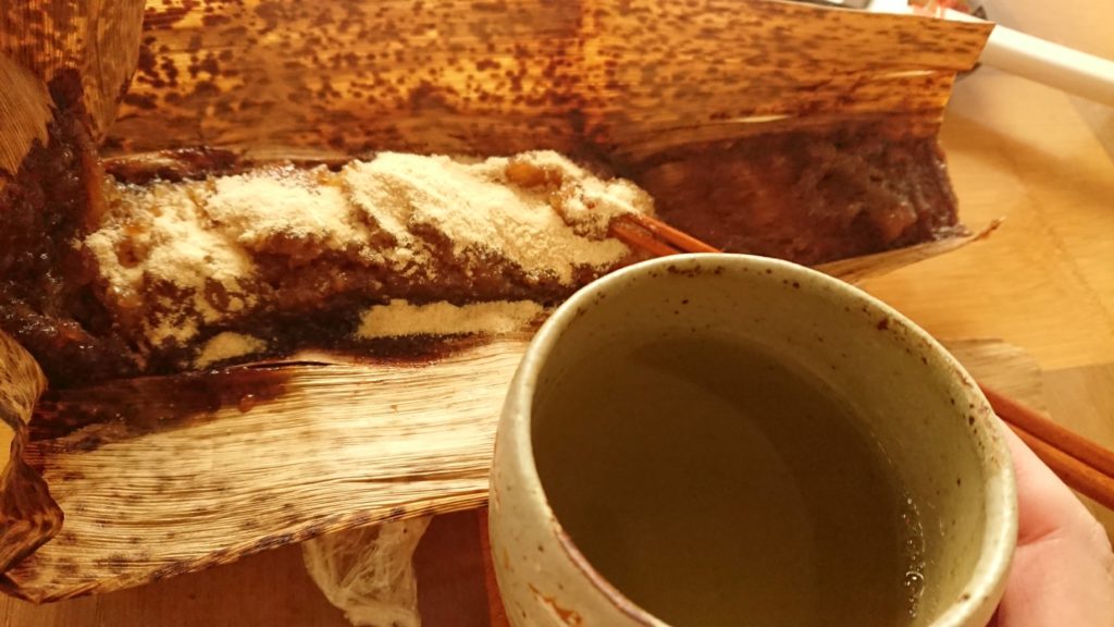 あく巻きにきなこを振りかけて、緑茶を添えていただきます!